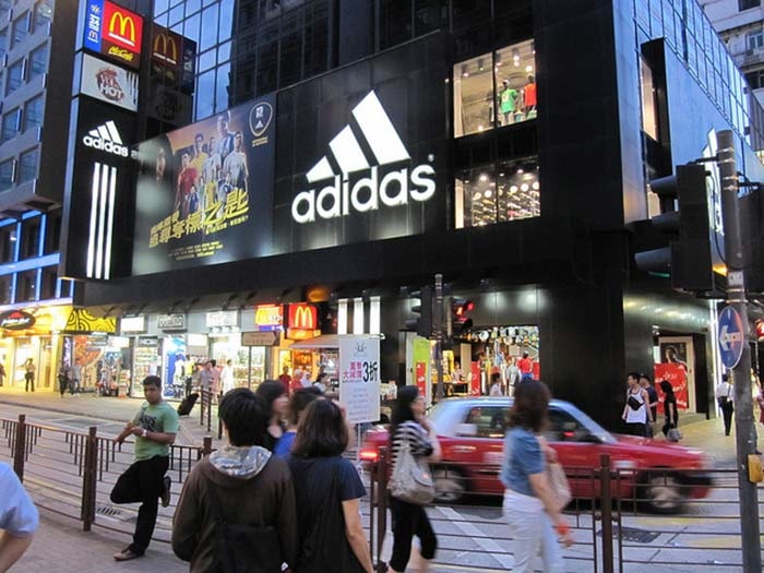 Quanto devono vendere Adidas, Chanel e Moncler nelle vie più care dello shopping Quanto devono vendere Adidas, Chanel e Moncler nelle vie più care dello shopping