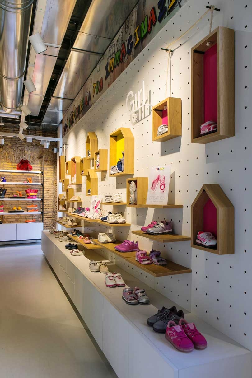 Geox ripensa i negozi con l'X store concept Geox ripensa i negozi con l'X store concept