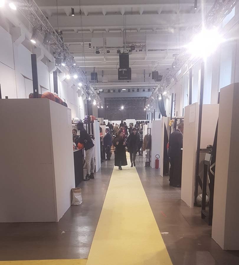 In foto: a spasso in via Tortona alla fiera White Milano In foto: a spasso in via Tortona alla fiera White Milano