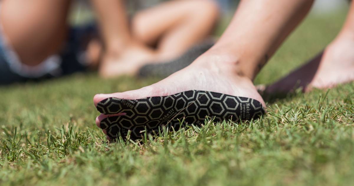 A piedi (quasi) nudi nel parco con la soletta adesiva